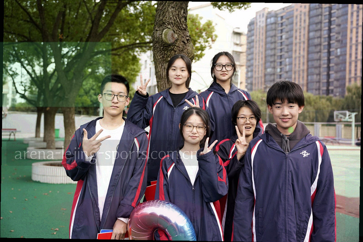 本地赛场看台与球台边线的局部画面